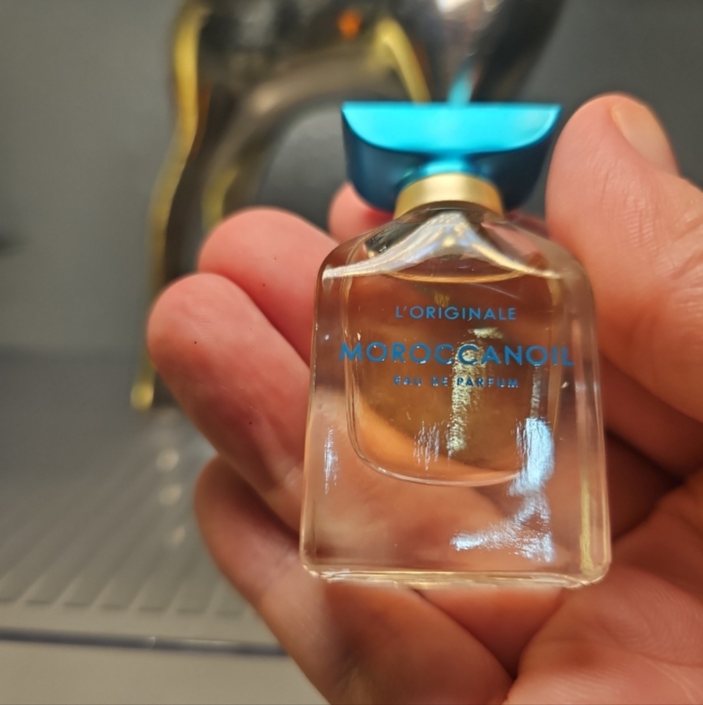 Moroccanoil L'Originale Eau de Parfum - Blue Cap with Gold Accents - Picture 2 of 6